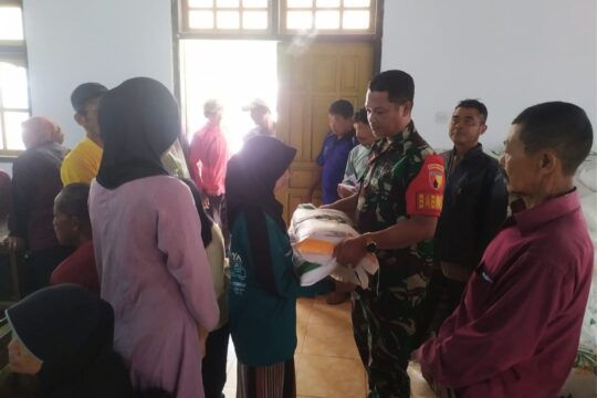 Babinsa Kawal Bansos Beras: 531 Warga Dompyong Terbantu, Tangis Haru Warnai Penyaluran