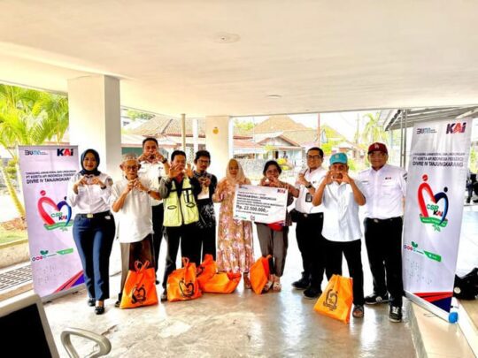 KAI Divre IV Tanjungkarang Salurkan Bantuan CSR dan Berikan Penghargaan kepada Mitra Debitur