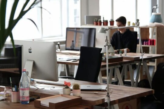 Tips Alokasi Gaji untuk First Jobber: Antara Self-Reward dan Investasi Cerdas