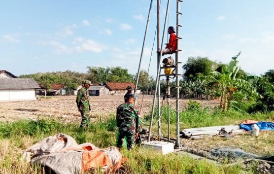 Permudah dapatkan Akses Air Bersih, Satgas TMMD 125 Bojonegoro Buatkan Sumur Bor Warga Soko