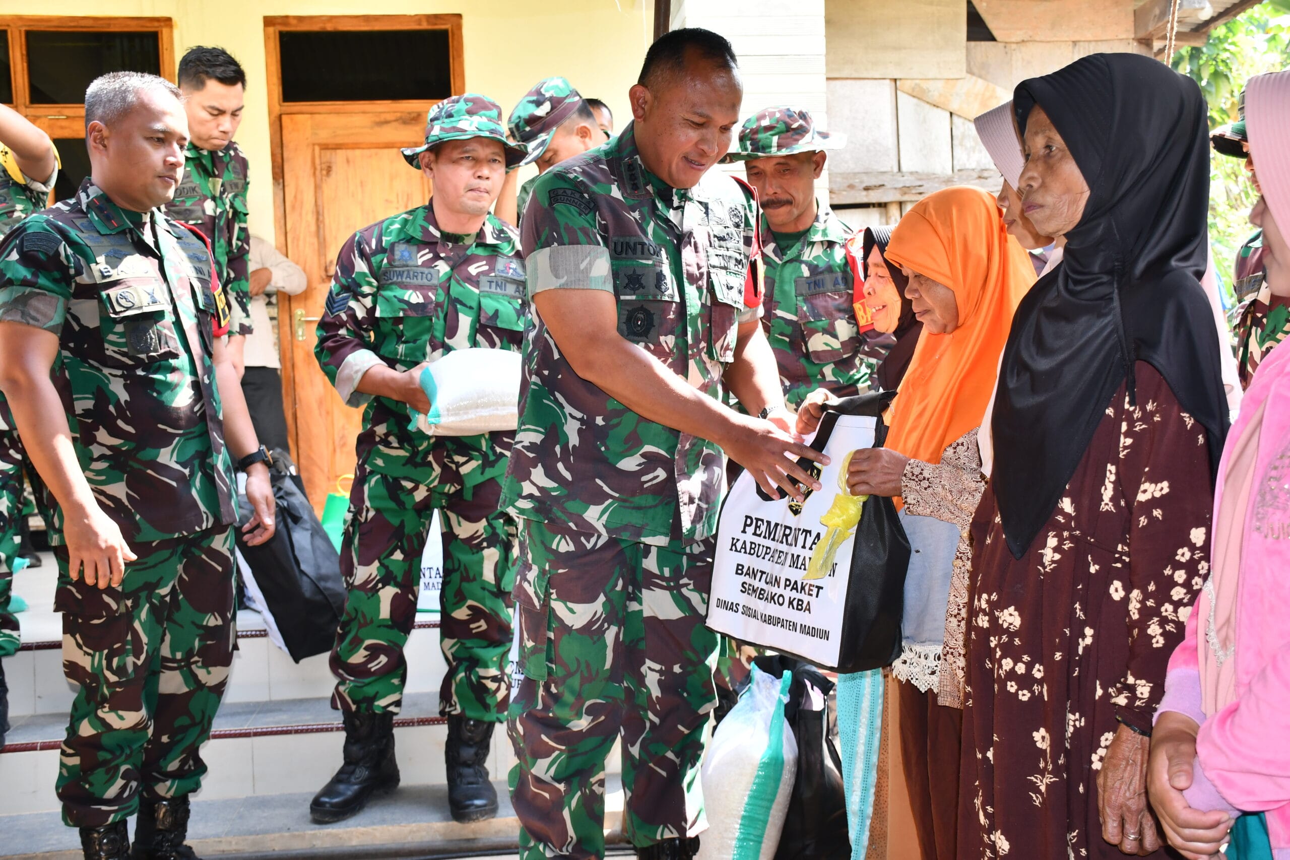 Danrem 081/DSJ Beri Bansos kepada Warga Kurang Mampu di Lokasi TMMD ke-125
