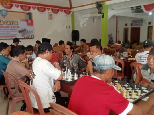 Turnamen Catur Meriahkan HUT ke-80 RI di Nusawungu, Puluhan Peserta Adu Strategi