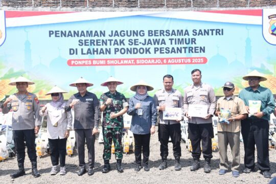 Bupati Sidoarjo dan Kapolresta Sidoarjo Tanam Jagung Bersama Santri, Dorong Swasembada Pangan Nasional 2025