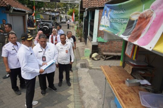 Sidak Bedah Warung Rakyat, Bupati Subandi : Tahun Depan Anggarannya Dinaikkan