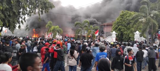 Kericuhan Demo di Cilacap. Gedung DPRD, Truk, dan Motor Dibakar Massa