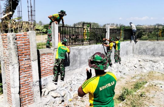 Satgas TMMD 125 Bojonegoro Bangun Pagar SDN Soko IV