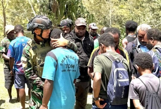 Tangis Haru Warga Distrik Malagai di Bahu Prajurit Badak Hitam