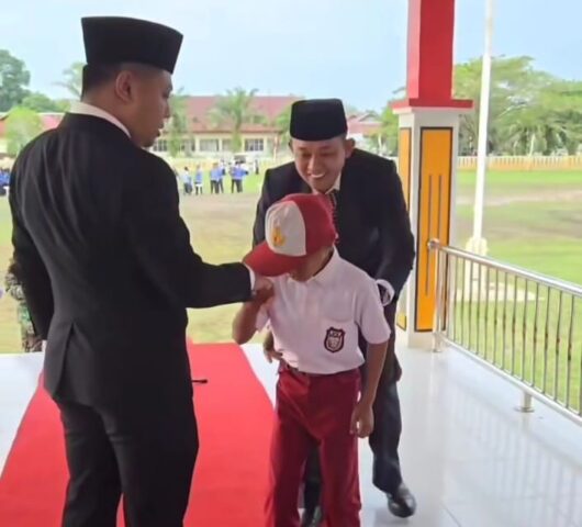 Sendirian di Upacara HUT RI, Siswa SD di Pelalawan Tuai Apresiasi dan Bikin Haru