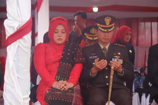 Dandim 1412/Kolaka Hadiri Upacara 17 Agustus di Kolaka Timur, Lanjutkan Pemberian Tanda Jasa, Pembagian Sembako, dan Foto Bersama