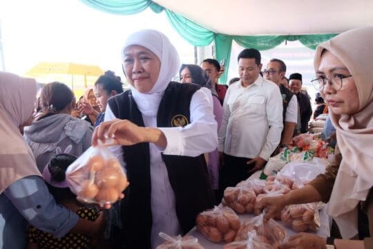 Gubernur Jawa Timur Bersama Bupati Sidoarjo Tinjau Langsung Kegiatan Pasar Murah di Sidoarjo