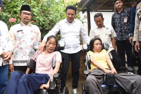 Bupati Sidoarjo Serahkan Bantuan Dua Kursi Roda Sekaligus