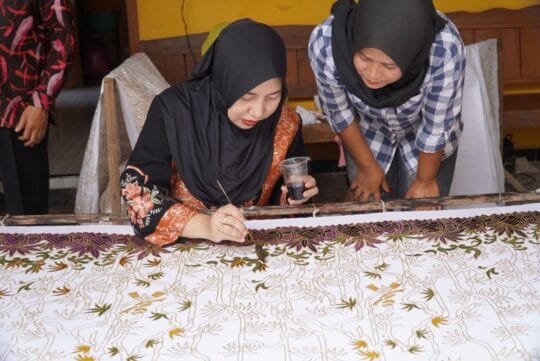 Dukung Budaya Lokal, Ketua Persit KCK Koorcab Rem 081 Sambangi Galeri Batik Banaran