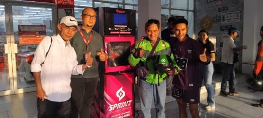 Layanan Cuci Helm Otomatis Hadir di Cilacap, Warga dan Driver Ojol Antusias