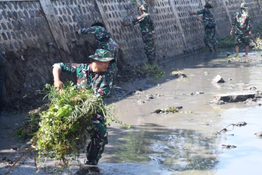 Korem 081/DSJ Bersihkan Sungai Maling dan Bantu Warga Sekitar