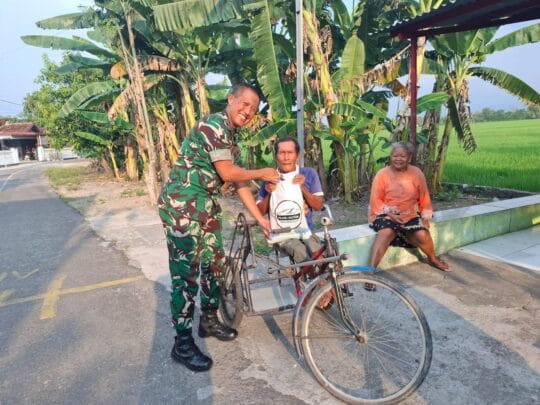 Peringati HUT ke-80 TNI, Korem 081/DSJ Terus Tebar Bansos