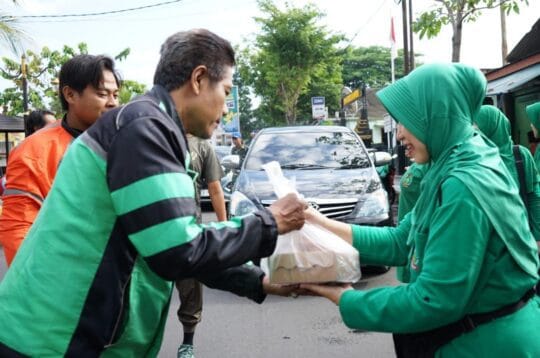 Bangun Jiwa Sosial: Persit KCK Koorcab Rem 081 Berbagi di Jalanan Kota Madiun