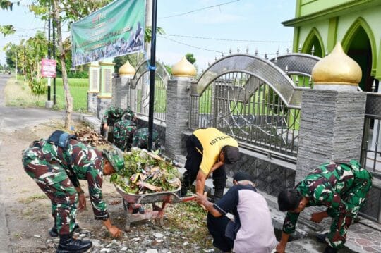 Bakti Teritorial Prima: Korem 081/DSJ Bersihkan Masjid dan Bantu Warga