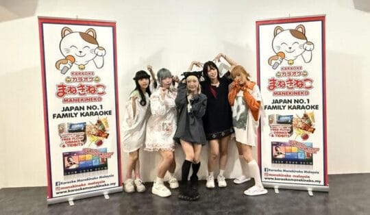 Karaoke Manekineko Hosts Fan Meet for “Zenbu Kimi no Sei da”.