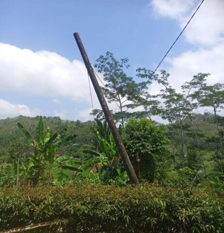 Tiang Listrik Milik PLN Condong, Warga Dusun Nglumbu, Sambong Khawatir