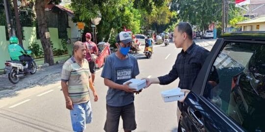 BRI Branch Office Rawamangun Gelar Kegiatan “Jumat Berkah” dengan Membagikan Makanan untuk Masyarakat Sekitar