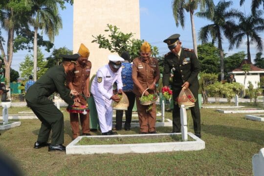 Bersama Veteran, Kodim 0807/Tulungagung Beri Penghormatan kepada Para Pahlawan