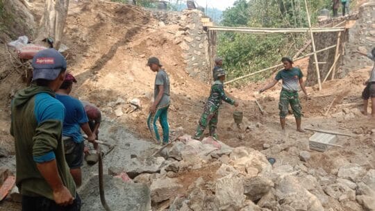 Satgas TMMD 126 Kodim 0801/Pacitan Mulai Pengecoran Pondasi Jembatan