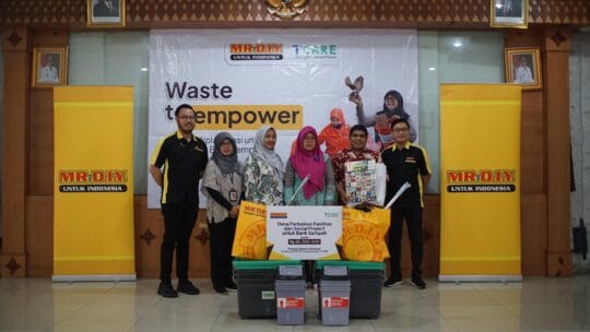 MR.DIY Indonesia dan T.CARE Tingkatkan Edukasi Bank Sampah melalui Program “Waste to Empower”