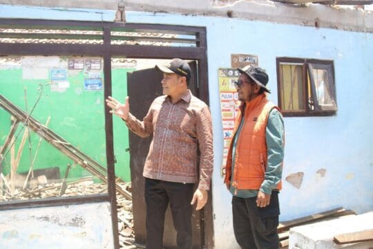 Bupati Subandi Kunjungi Rumah Ambruk Warga Magersari