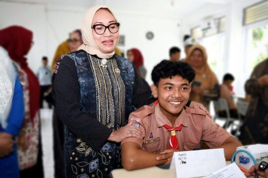 Menteri PPPA Arifah Fauzi Tinjau Cek Kesehatan Gratis di MAN 1 Jombang