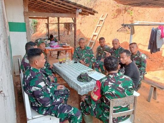 Duduk Bersama Warnai Istirahat Satgas TMMD Ke-126 Desa Petungsinarang