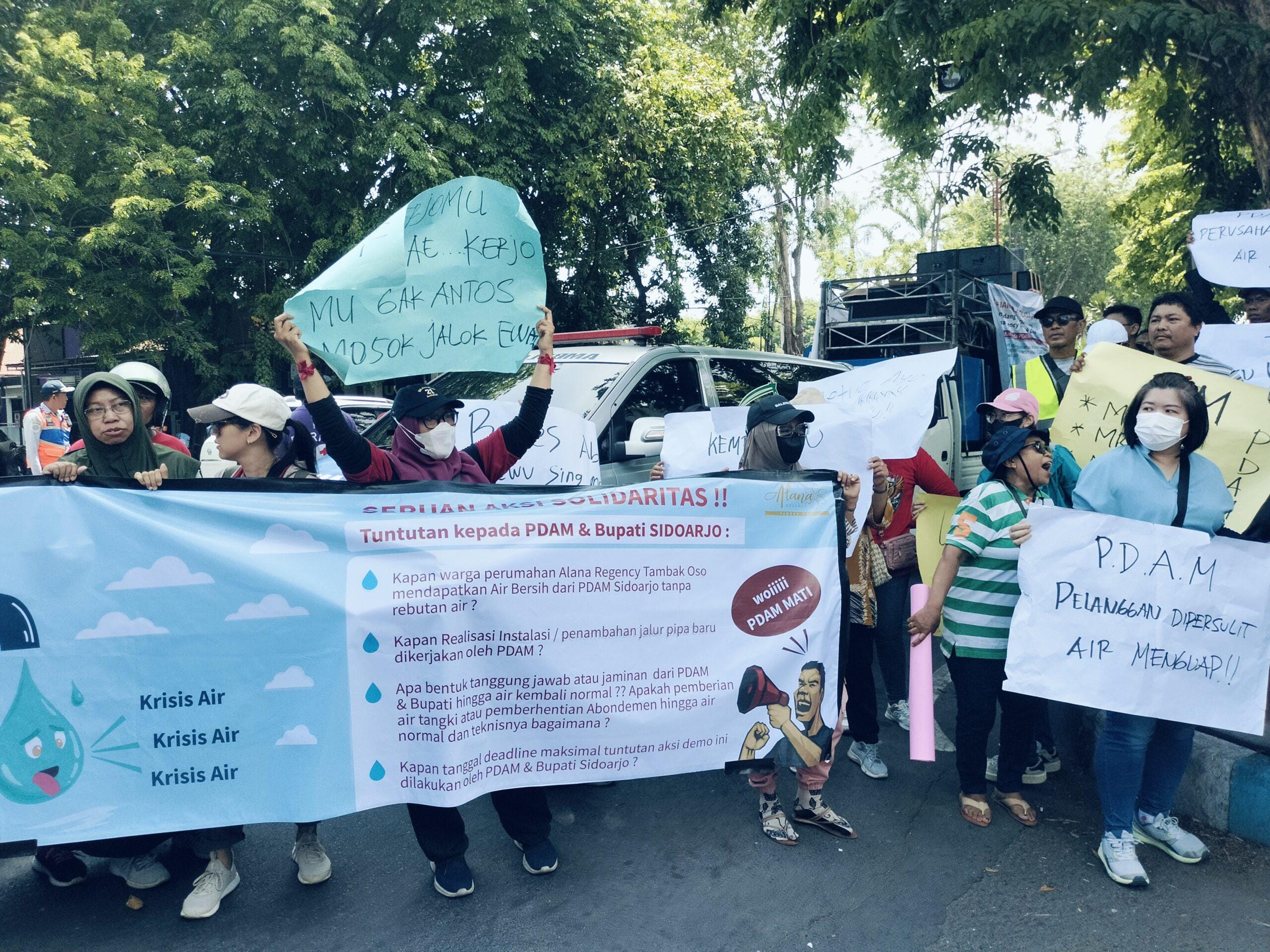 Warga Perumahan Alana Regency Tambakoso Lakukan Aksi Demo, Menuntut Janji Perum Delta Tirta Sidoarjo