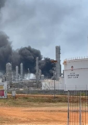 Steam PT. TPPI Tuban Meledak, Kepulan Asap Kebakaran Buat Warga Panik
