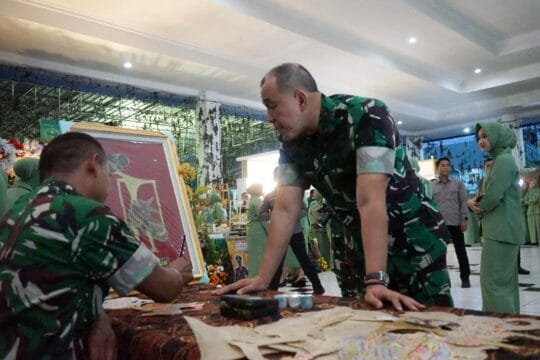 Kerajinan Wayang Kulit dari Babinsa Nganjuk Curi Perhatian Pangdam Rudy