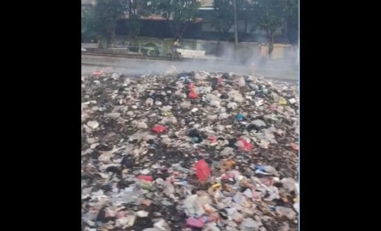 KAI Daop 1 Jakarta Ingatkan Warga Tidak Buang & Bakar Sampah di Sepanjang Jalur KA