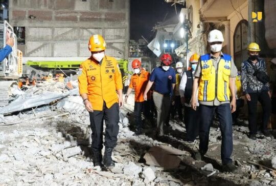 Kementerian PU Kerahkan Alat Berat Bantu Evakuasi di Ponpes Al Khoziny Sidoarjo