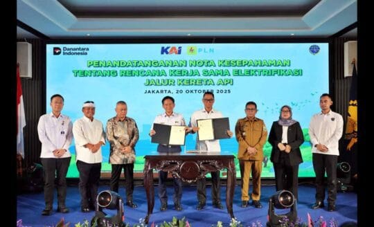 PLN dan KAI Tandatangani MoU Elektrifikasi Jalur Kereta, Dorong Transportasi Rendah Emisi