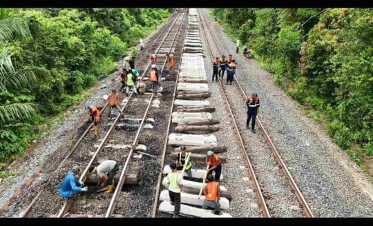 KAI Divre III Palembang Tingkatkan Keselamatan dengan Ganti Rel 54 ke 60 di Ujan Mas Penanggiran