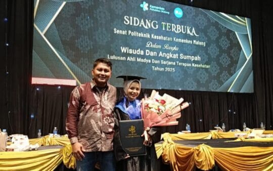 Lulus Cumlaude, Wanita Asal Jombang Hadiahkan untuk Sang Suami Prajurit TNI