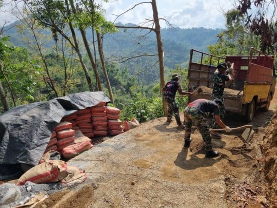 Satgas TMMD 126 Kodim Pacitan Bersama Warga Berjibaku Turunkan Material Pasir