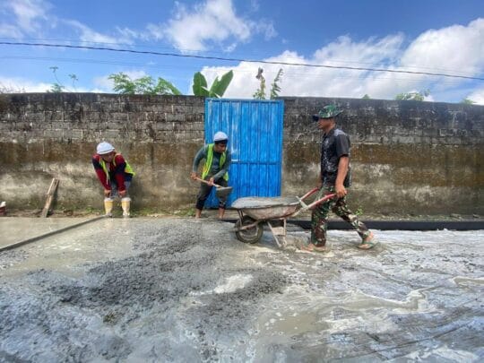 Satgas TMMD ke-126 Lebakharjo Laksanakan Pengecoran Jalan di RT 8, Warga Sambut Gembira