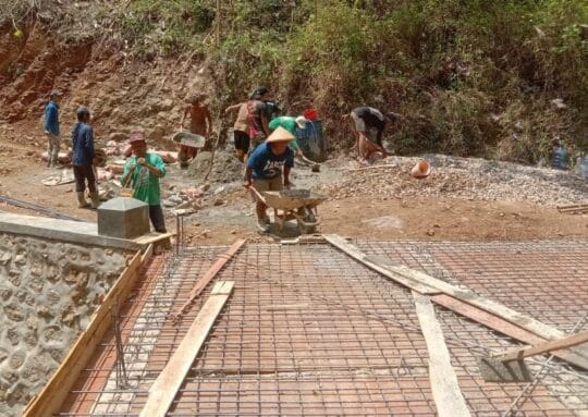 Pengecoran Beton Jembatan, Satgas TMMD 126 Kodim Pacitan Kompak Gotong Royong Dengan Warga