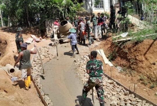 Cuaca Menyengat Tak Mengurangi Semangat Personel Satgas TMMD 126 Kodim Pacitan