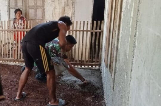 Impian Warga Miliki Rumah Layak Huni, Satgas TMMD 126 Desa Petungsinarang Kerjakan Pengecoran Lantai