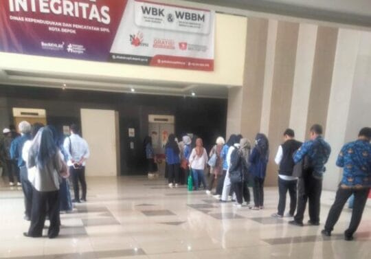 Hanya 2 Lift, Pegawai dan Tamu Antri Menunggu Naik Lift di Gedung Baleka 2 Pemkot Depok