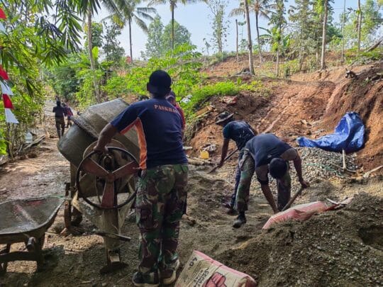 Pengecoran Rabat Jalan Terus Di Kebut Oleh Personel Satgas TMMD 126 Desa Petungsinarang
