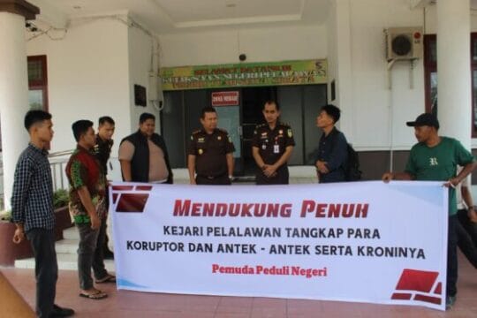 Belasan AKtivis Mahasiswa Dukung Kejaksaan Negeri Usut Tindak Pidana Korupsi di Pelalawan