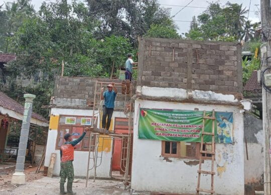 Wujudkan Pelayanan Kesehatan Yang Bersih, Satgas TMMD 126 Desa Petungsinarang Lanjutkan Rehab Polindes