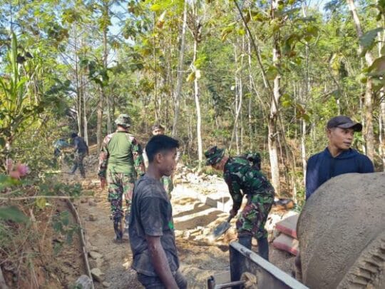Semangat Kebersamaan Di Satgas TMMD 126 Kodim Pacitan Percepat Pembuatan Rabat Jalan