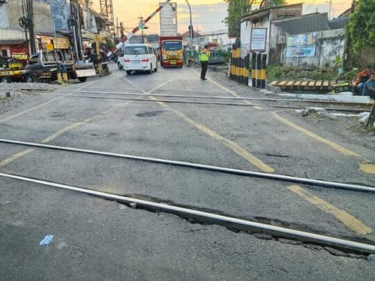 KAI Daop 8 Surabaya Lakukan Perbaikan Jalan Perlintasan di Jenggolo