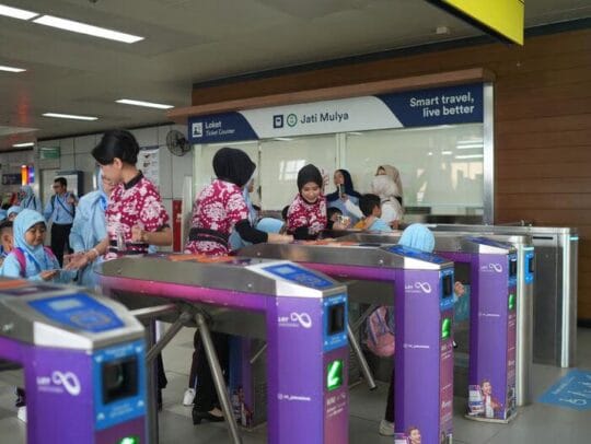 Petugas di Stasiun LRT Jabodebek Berbusana Batik Sambut Hari Batik Nasional